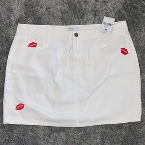 Forever 21 lip embroidered skirt